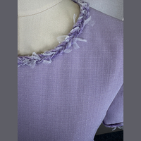 Robe en tweed lavande pour femme, avec bordure tressée, franges, manches courtes, col rond, poches plaquées, boutons argentés, coupe trapèze, mini, bouclé
