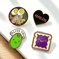 Fabrication en gros de badges et épinglettes en métal émaillé, plaqués or, personnalisés, mignons, à motifs anime, dessin animé, voiture, machine, en émail souple ou dur