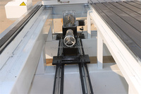 Routeur CNC bois 4 axes à double tête, châssis robuste pour la découpe de logos et de signalétique, équipé de Syntec NC Studio, moteur à engrenages, pompe et PLC