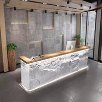 Bureau de réception en forme de L de luxe avec armoire de rangement d'angle, comptoir de réception haut de gamme pour hôtel, salon de beauté