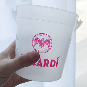 カスタマイズされた32オンスのプラスチック製カクテルバケツ、透明で持ち運び可能なラム酒、ウォッカ、パンチ用ドリンクバケツ（ハンドル付き） - Product Image 5