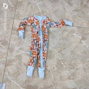 OEM ODM HOWDY COW BOY プリント キッズパジャマ ベビーワンピース スリープウェア 衣類 カスタム幼児用ジッパーロンパース - Product Image 4
