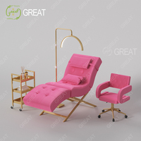 Lit de beauté moderne en tissu rouge pour salon, base dorée de luxe, mobilier de salon, lit cosmétique pour cils avec chariot