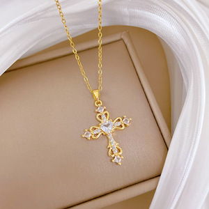 Lussuosa Collana con Diamanti e Ciondolo a Croce con Cuore Traforato, Stile Nobile ed Elegante, Collana con Zirconi - Product Image 4