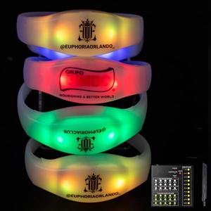 Pulsera LED personalizada Opciones multicolores para eventos de festivales Incluyendo Navidad Día de Los inocentes Control remoto Resplandor vivo - Product Image 6