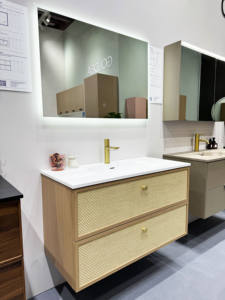 خزانة حمام متينة من الخيزران الهندي والنسيج مدف مثبتة على الحائط - Product Image 2