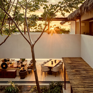 Set di Arredamento Completo per Villa Resort Costiero <span class=keywords><strong>in</strong></span> Stile Wabi con Letto a Baldacchino <span class=keywords><strong>in</strong></span> Lino, Parete a Doghe <span class=keywords><strong>in</strong></span> <span class=keywords><strong>Legno</strong></span> e Mobili da Pranzo <span class=keywords><strong>in</strong></span> <span class=keywords><strong>Legno</strong></span> e Rattan Tropicale - Product Image 1
