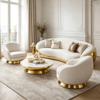 Canapé incurvé en tissu texturé crème avec base ondulée en fibre de verre dorée et fauteuils ronds assortis pour une décoration de style palais