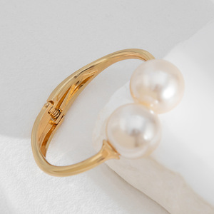 Brazalete <span class=keywords><strong>de</strong></span> Aleación Arrugada Irregular con <span class=keywords><strong>Perlas</strong></span> Cruzadas en Forma <span class=keywords><strong>de</strong></span> Gotas <span class=keywords><strong>de</strong></span> Agua - Product Image 3