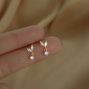 Orecchini a Perno con Piccoli Accenti in Pietra per Donne, Gioielli Minimalisti alla Moda - Product Image 3