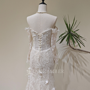 Robe de mariée sirène moderne LY165 avec appliques de cristaux, dos lacé, décolleté cœur et fleurs 3D, avec manches - Product Image 4