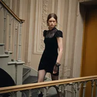 Robe élégante noire ajustée à manches courtes et col montant pour occasions formelles, vente en gros, faible MOQ