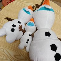 Meilleur prix Olaf jouets en peluche dessin animé Anime bonhomme de neige Olaf peluche jouets Figure modèle doux peluche poupée oreiller pour enfants cadeau