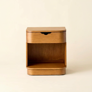 Mesa de Noche de Madera de Teca Fluid Contour con Borde Curvo Soft Capsule, 1 Cajón y Nicho Abierto - Product Image 1
