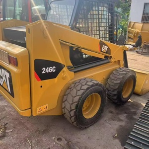 Chargeuse sur pneus Caterpillar 246C modèle 2022, capacité de charge nominale de 4 tonnes, puissance de 55 kW, pompe hydraulique, équipement d'occasion jaune - Product Image 2