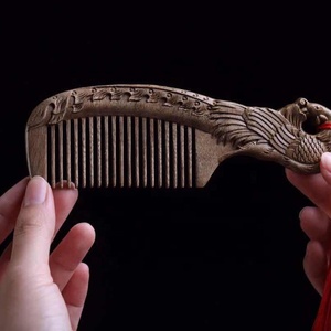 หวีไม้แกะสลักลายฟีนิกซ์แบบตะวันออก หวีไม้ฟีบีสีทองธรรมชาติสำหรับนวดหนังศีรษะสำหรับผู้หญิง - Product Image 2