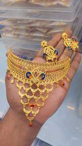 Collier ras-de-cou floral plaqué or 22 carats, bijoux de mariée indiens traditionnels en forme de fleur pour mariage et fête - Product Image 6