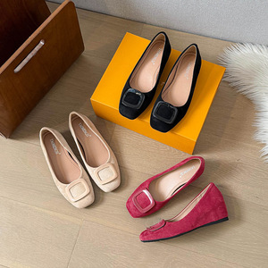 Zapatos planos casuales de gamuza con punta redonda y botones cuadrados, de corte bajo, para mujer, ideales para primavera y diversas ocasiones. - Product Image 1