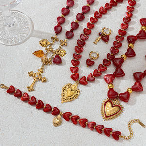 Ensemble de bijoux pour femmes, collier clavicule en acier inoxydable avec perles en acrylique rouge en forme de cœur, certifié CE, très vendu - Product Image 1