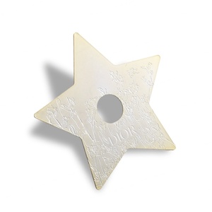 แผ่นรองแก้วลายดาวห้าแฉกแบบโปร่ง โลโก้แบบนูนต่ำ ผลิตจากโลหะผสมสังกะสีชุบทอง ดีไซน์ทันสมัย เหมาะสำหรับเทศกาลและงานส่งเสริมการขาย - Product Image 4