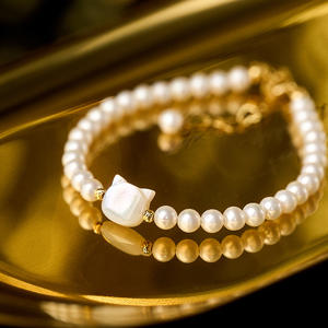 Pulsera de Concha de Mariposa Blanca de Zhuji con Perla de Agua Dulce y Diseño en Capas, Colgantes y Dijes de Moda Populares en Xiaohongshu - Product Image 1