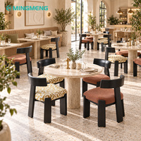 Ensemble de salle à manger sur mesure pour l'hôtellerie : Table ronde avec structure en bois massif, chaise rembourrée et banquette incurvée pour projet de restaurant