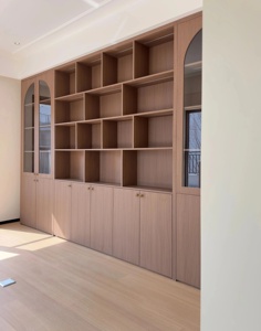 Vitrine de style français pleine hauteur avec portes en verre cintrées, étagères en bois, quincaillerie dorée - Product Image 3