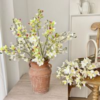Rangkaian Bunga Freesia Sutra Buatan Berkualitas Tinggi, Bunga Phalaenopsis Palsu dari Cina untuk Dekorasi Rumah, Komersial, Ruang Tamu, dan Kafe