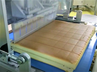 Trancheuse à gâteau au beurre automatique de haute qualité Wanli, technologie de découpe ultrasonique avec lames autonettoyantes pour les industries de vente au détail