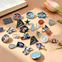 Broches personnalisées en gros d'usine, conception de dessins animés, logo métallique, broche en alliage de zinc, émail souple ou dur SKY
