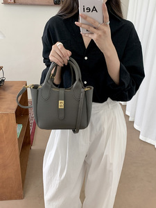 La Nuova Borsa a Tracolla 2025 per Donne È un Accessorio di Nicchia e di Alta Gamma. È un accessorio primaverile versatile. - Product Image 2