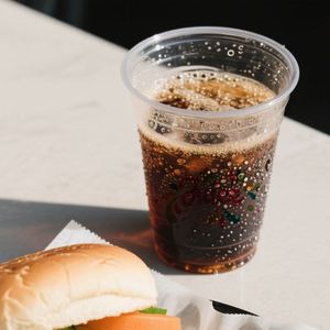 Gobelet à café en plastique PP PET recyclable imprimé avec logo personnalisé, 90 mm, transparent, pour boissons glacées, gobelets pour fast-food - Product Image 3