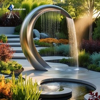Fontaine d'eau en acier inoxydable moderne en forme de croissant Installation artistique pour la décoration de jardin Paysage extérieur Espace de vie
