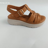 Sandales compensées plissées pour femmes en cuir PU, style mode, avec bride arrière et boucle de cheville, couleur marron clair, chaussures de marche