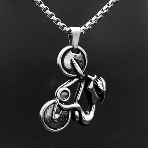 Collier pendentif vélo en acier inoxydable personnalisé de haute qualité OEM, bijoux pour cyclistes - Product Image 4