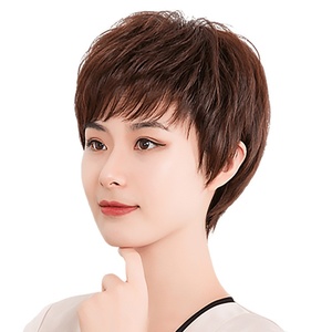 Perruque <span class=keywords><strong>Courte</strong></span> Texturée pour <span class=keywords><strong>Femme</strong></span>, <span class=keywords><strong>Coiffure</strong></span> Complète pour Mères, Femmes d'Âge Moyen et Personnes Âgées, avec Volume Accru et Bonnet - Product Image 1