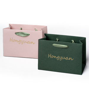 שקיות נייר יוקרתיות ניידות של Hongyuan Packaging, לשימוש בחנויות בגדים וחנויות תכשיטים. - Product Image 1