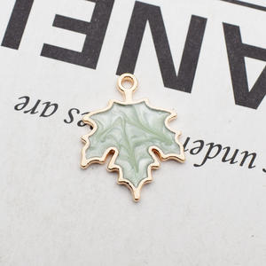 Pendentif <span class=keywords><strong>feuille</strong></span> <span class=keywords><strong>d</strong></span>'érable en alliage <span class=keywords><strong>d</strong></span>'émail, nouvelles couleurs <span class=keywords><strong>d</strong></span>'huile, plante, breloques pour bricolage, fabrication <span class=keywords><strong>d</strong></span>'accessoires de collier - Product Image 6