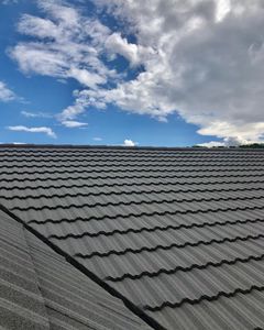 <span class=keywords><strong>Tuile</strong></span> de <span class=keywords><strong>toiture</strong></span> métallique moderne à revêtement de pierre, haute résistance au vent et anti-grêle, à bord incliné, pour la construction d'hôtels, de temples et d'entrepôts, longue durée - Product Image 5