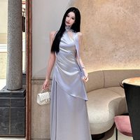 Robe longue en satin léger pour femme, robe de soirée sans manches à col halter et découpes latérales, robe de soirée drapée et froncée pour soirée et séance photo