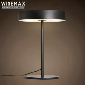 WISEMAX FURNITURE Lampe de chevet minimaliste nordique pour chambre à coucher Lampes de salon Lampe de table à led en métal doré pour <span class=keywords><strong>la</strong></span> décoration intérieure - Product Image 6