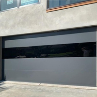 Puerta de Garaje de Estilo Clásico OUNA con Aspecto de Madera y Ventanas Decorativas, Construcción de Acero y Aluminio, Sistema Automático