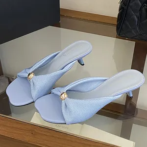 Chaussures de soirée élégantes à talons bas pour femme, confortables et respirantes, en tissu avec perles métalliques, bout carré, motif uni, pour l'été - Product Image 2