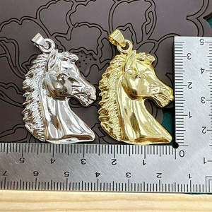 CZ9318 Colgante de Plata Chapado en Oro de 18k con Circonitas Cúbicas, Diseño de Herradura y Cabeza de Caballo de la Suerte - Product Image 5