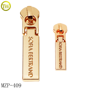 ตัวดึงซิปโลหะทำมือสำหรับกระเป๋าถือผู้หญิง แบ<span class=keywords><strong>ร</strong></span>นด์เครื่องประดับกระเป๋า ตัวดึงซิปแบบนูนลายตัวอักษร ป้ายห้อยซิป ตัวเลื่อนซิปโลหะสำหรับกระเป๋าเดินทาง - Product Image 1