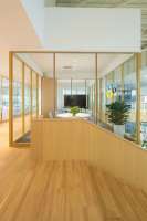 Poste de travail moderne avec cadre en aluminium flexible et personnalisable, mur en verre intelligent pour bureau, école, entrepôt