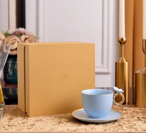 Ensemble tasse et assiette en porcelaine fine écologique rose à motif papillon en relief avec poignée dorée - Product Image 4