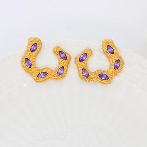 Pendientes de tuerca retorcidos geométricos de cristal colorido a la moda, joyería de temperamento para mujer, acero inoxidable chapado en oro de 18 quilates - Product Image 4