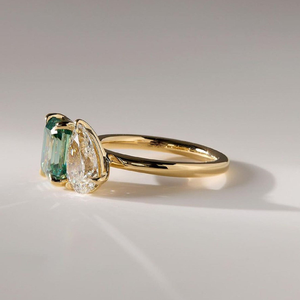 Op maat gemaakte 925 sterling zilveren verlovingsring, verguld met geelgoud, Toi et Moi set met groene smaragd peer-vormige moissanite dubbele steen - Product Image 3