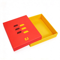 Boîte cadeau en carton rigide personnalisée, couvercle jaune et base rouge, petite boîte cadeau avec logo imprimé personnalisé et motif bulle de parole